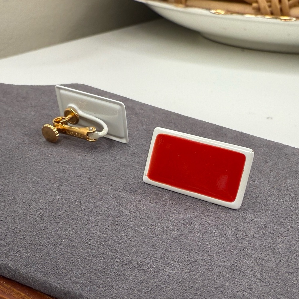 Vintage Napier Red & White Enamel Rectangle Earrings 60s Mod Screw-Back Clip-On - Picture 4 of 7